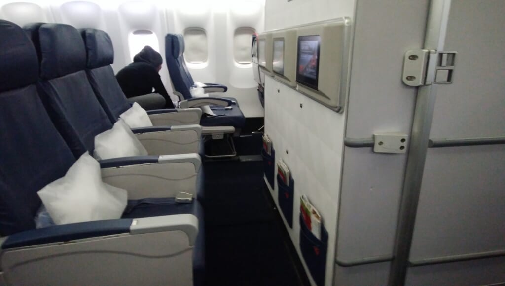 デルタ航空で赤ちゃん用のバシネットを使うと、どこの席になるのか