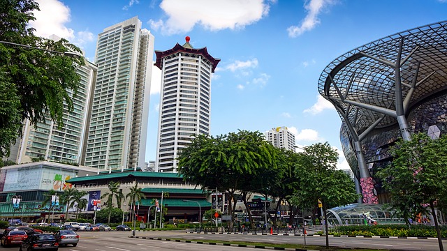 シンガポール観光で注意したい、スコールの時期と対策。傘は役立つのか