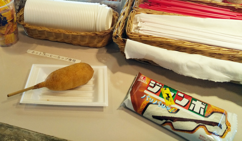 東京湾フェリーの船内で買ったホットドッグとアイス